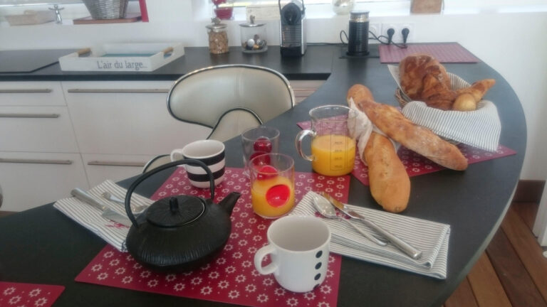 petit déjeuner face à la mer