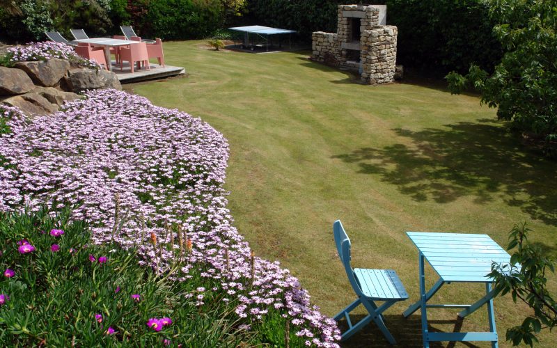 Location villas avec jardin fleuri pour vos vacances en Bretagne